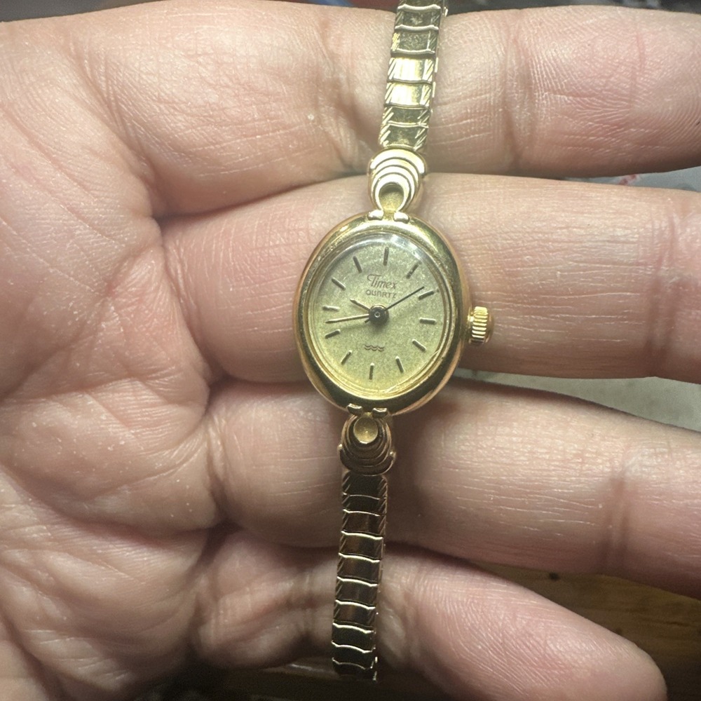 Works VTG Timex Quartz Dainty Woman's Gold Watch New Battery 17mm Fit 7in Wrist